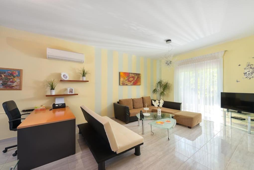 Greek Style Ground Floor Apartment & Pool Ялисос Екстериор снимка